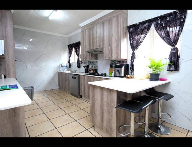 3 BEDROOM TOWNHOUSE FOR SALE IN THATCHFIELD